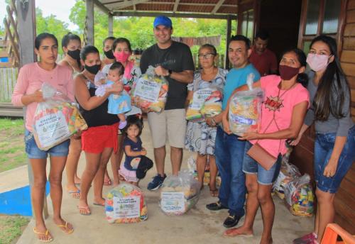 Mateus Assayag entrega cestas básicas no Caburi