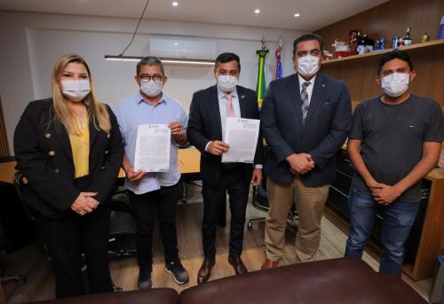 Wilson Lima assina convênio de R$ 3 milhões para obras na área de educação em Iranduba