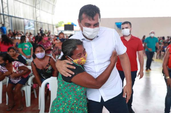 Auxílio Estadual: Wilson Lima inicia entrega de cartões a 1,4 mil famílias de Barcelos, no Alto Rio Negro