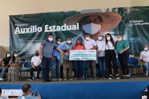 Wilson Lima entrega mais de R$ 115 mil em fomento para agricultores de Boca do Acre