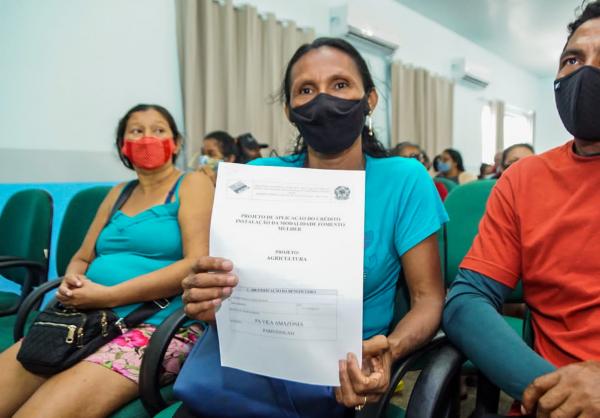 Prefeitura de Parintins e Incra entregam contratos de crédito para mulheres do PA Vila Amazônia
