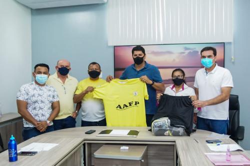 Árbitros de futebol de Parintins recebem novos uniformes do prefeito Bi Garcia