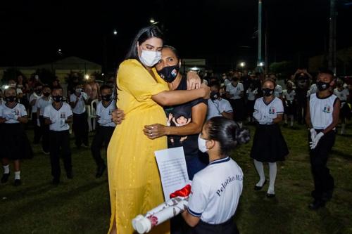 Madrinha do Pelotão Mirim, Mayra Dias, é homenageada em solenidade do projeto