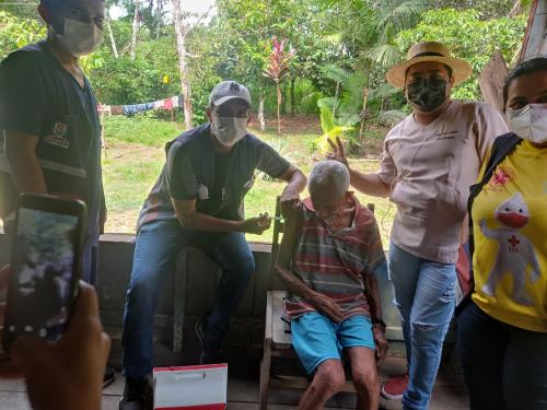 Seu Manoel Otacílio de 101 anos toma vacina PFIZER contra a COVID-19 e contra o negacionismo no interior do Amazonas