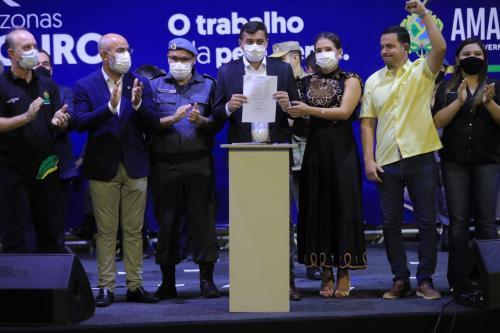 Wilson Lima promove 1,9 mil policiais e bombeiros e entrega veículos e equipamentos para a segurança pública