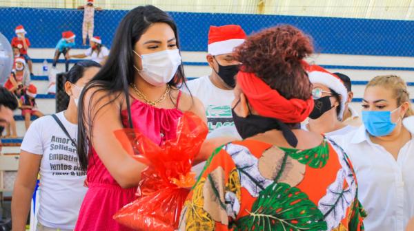 Mais de 700 famílias comemoram Natal com ação social de Mayra Dias em PARINTINS 
