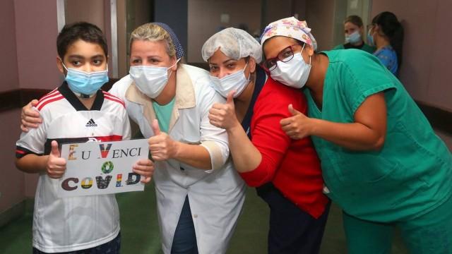 Pai celebra vitória do filho de 8 anos que ficou 87 dias em UTI após ter Covid