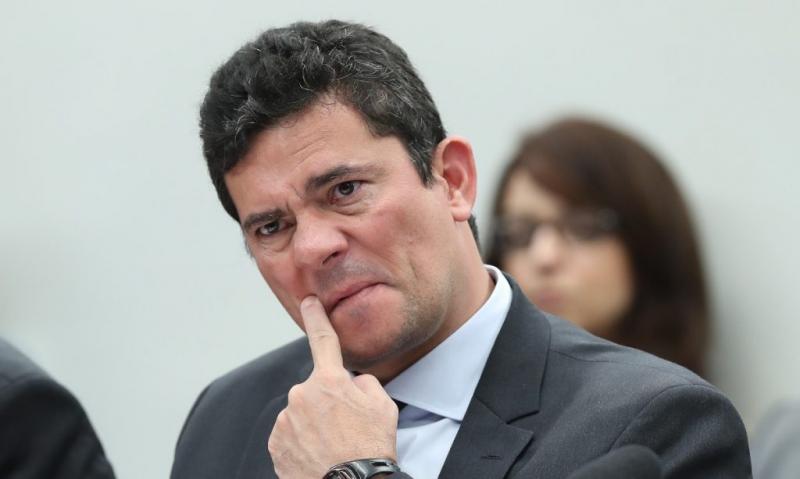 Moro é recebido aos gritos de ‘juiz ladrão’, ‘traíra’ e ‘vagabundo’ na Paraíba