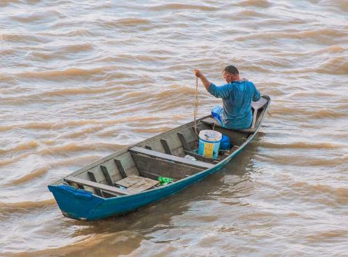 O pescador no Rio Amazonas 