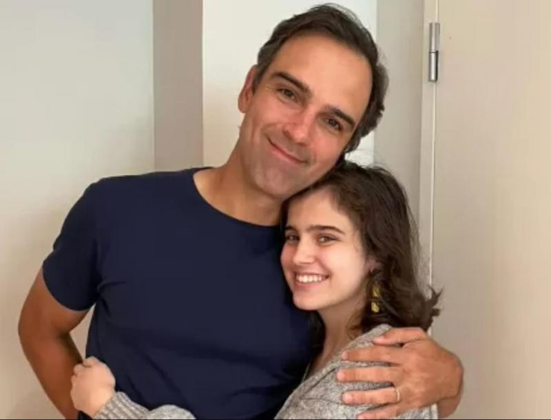 Filha de Tadeu Schmidt se identifica como LGBTQ+ e se dedica a musicais