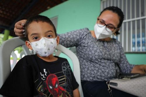 Mães se emocionam ao vacinar filhos de 5 a 11 anos contra a Covid-19 no Amazonas   