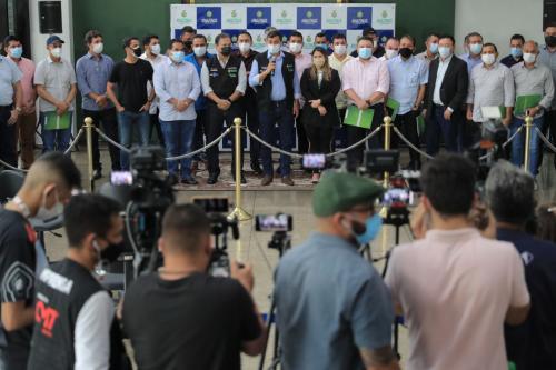 Governador Wilson Lima se reúne com 30 prefeitos para tratar de estratégias para ampliar vacinação contra a Covid-19