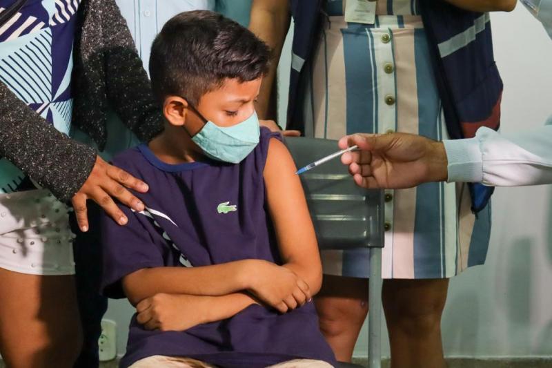 Ricardo de 9 anos foi o primeiro a tomar vacina contra covid em Parintins
