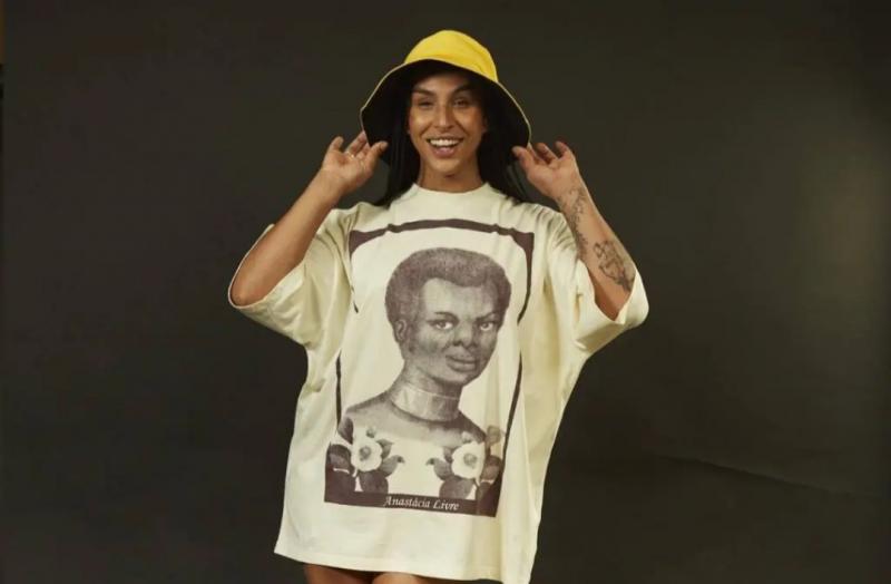 “Sou travesti”: Linn da Quebrada emociona em apresentação no BBB