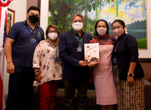 Dossiê para tombamento das casas de Thiago de Mello é impresso na Imprensa Oficial do Amazonas é entregue para a filha do poeta 