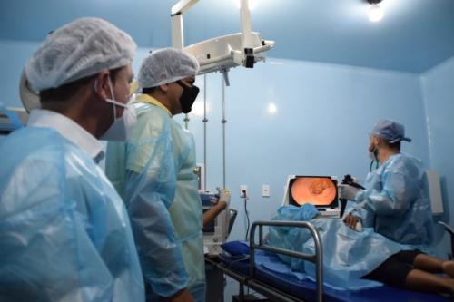 Prefeito Bi Garcia acompanha jornada de exames de endoscopia em Parintins