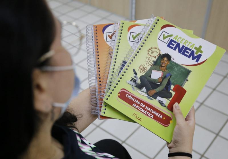 Enem 2021: com auxílio de material disponibilizado pelo Governo do Amazonas, alunas fazem 860 pontos na redação