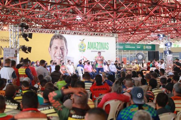 Wilson Lima inicia entrega de 2,5 mil capacetes e coletes para mototaxistas de Manaus