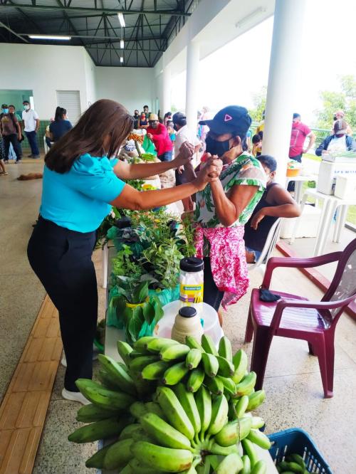 Vereadora Márcia Baranda prestigia Mostra de Produtos da Vila e vê com otimismo futuras instalações da Feira Permanente