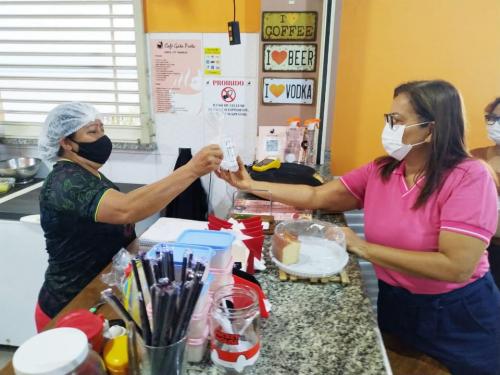 Mulheres trabalhadoras recebem carinho da vereadora Márcia Baranda nas ruas, feiras e mercados