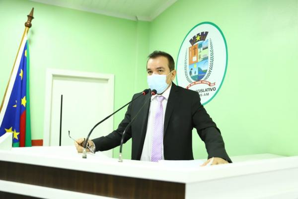 Massilon volta a cobrar cumprimento da Lei que proíbe circulação de animais de grande porte na área urbana de Parintins