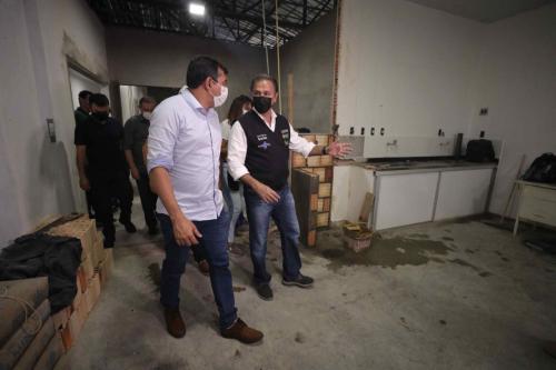 Governador Wilson Lima vistoria obras para implantação de leitos de UTI em Tefé