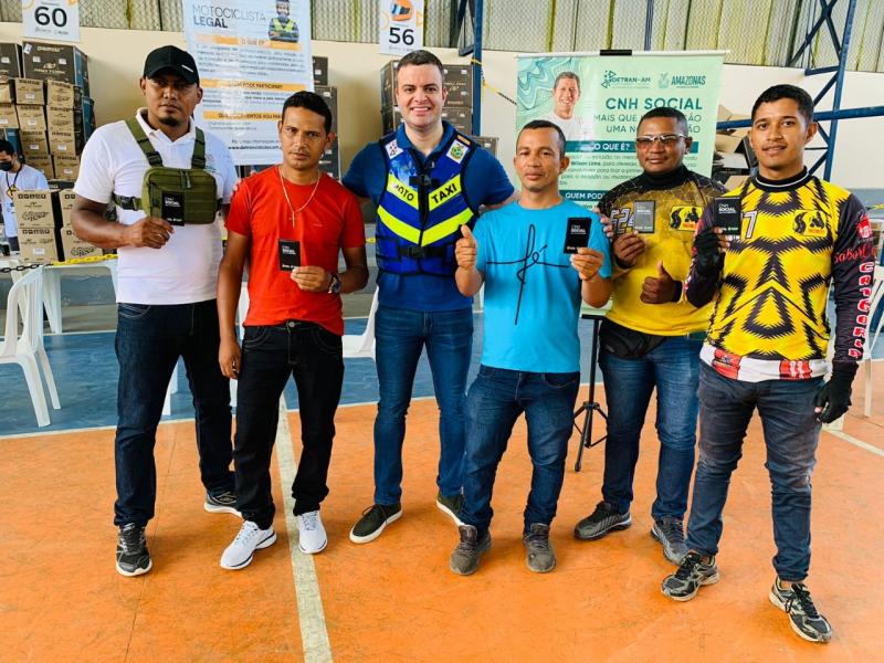 Governo do Amazonas realiza entrega de 500 kits de segurança a mototaxistas de Tefé