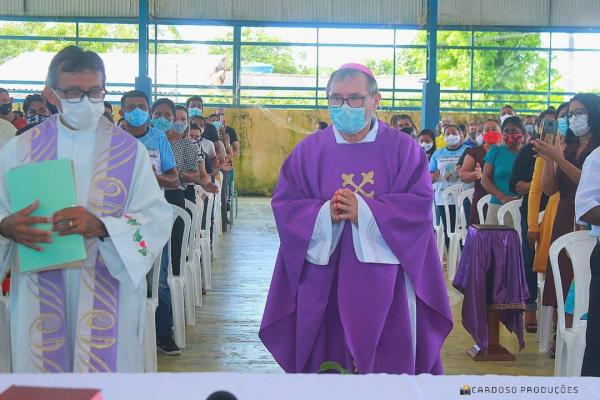 Diocese mantém o uso de máscaras, álcool em gel e distanciamento social nas missas VEJA 