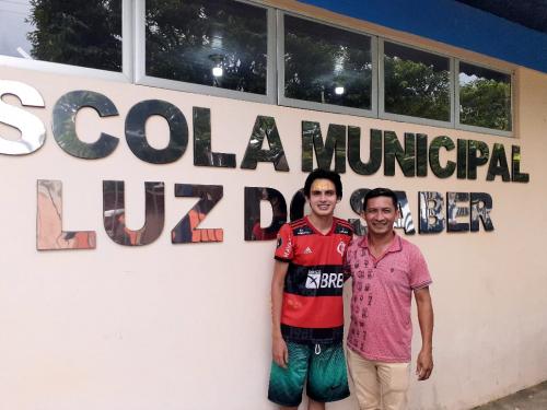 Aprovado em Medicina na UEA vai a escola municipal onde estudou e agradece professores 