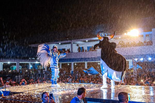 Caprichoso reencontra sua galera, brinca na chuva e emociona multidão