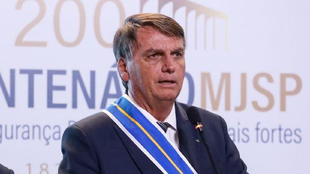Bolsonaro passa mal, vai parar no hospital e perde filiação de ministros
