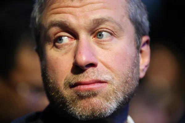 Oligarca Roman Abramovich e dois negociadores ucranianos apresentam sinais de possível envenenamento, diz jornal