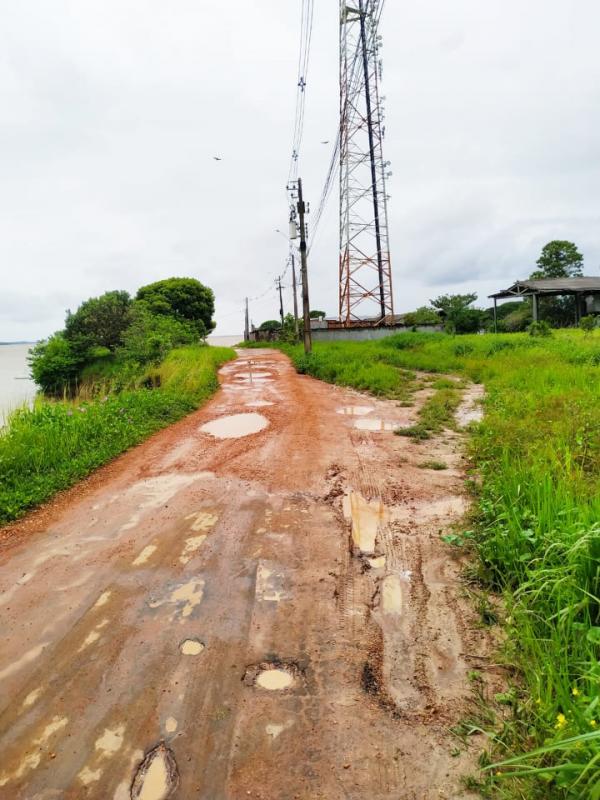 Márcia Baranda alerta sobre os riscos da erosão na Rua Nakauth e pede melhorias urgentes para a via