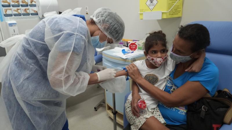 Hospital Delphina Aziz adota atendimento trilíngue no laboratório de análises clínicas