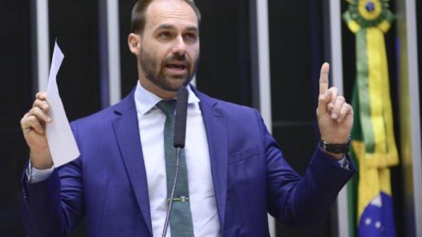 Eduardo Bolsonaro debocha de tortura sofrida por Míriam Leitão