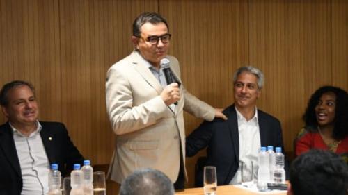 PSB contraria PT e insiste em Molon para senador no Rio