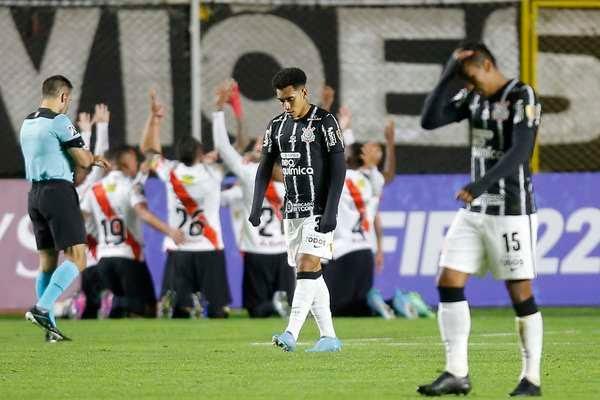 Corinthians joga mal e perde do Always Ready em La Paz