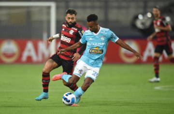 Sem brilho e torcida, Flamengo vence o Sporting Cristal na estreia da Libertadores