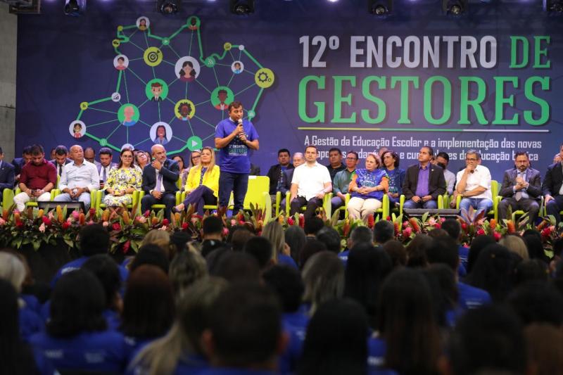 Wilson Lima anuncia a entrega de 17,5 mil chips de dados móveis a professores para ampliar acesso à internet
