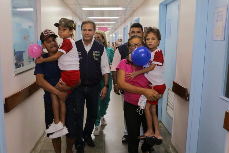 Equipe multiprofissional da SES-AM que auxiliou na recuperação de irmãos de Manicoré se sensibiliza com a alta