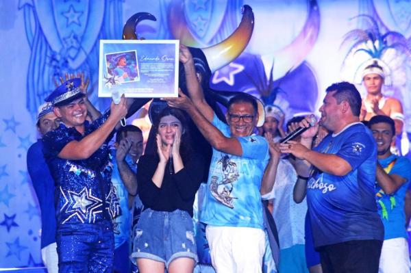 Edmundo Oran recebe homenagem em noite solidária no curral do Caprichoso