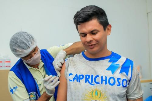 Artistas do Boi Caprichoso recebem atendimento de saúde nos galpões de alegoria