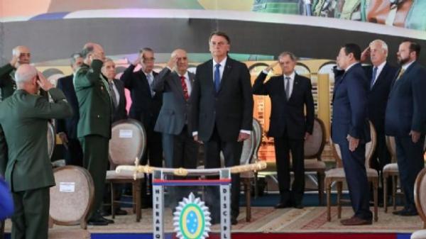 Imbrochável: Bolsonaro vira piada no The Guardian por Viagra a militares