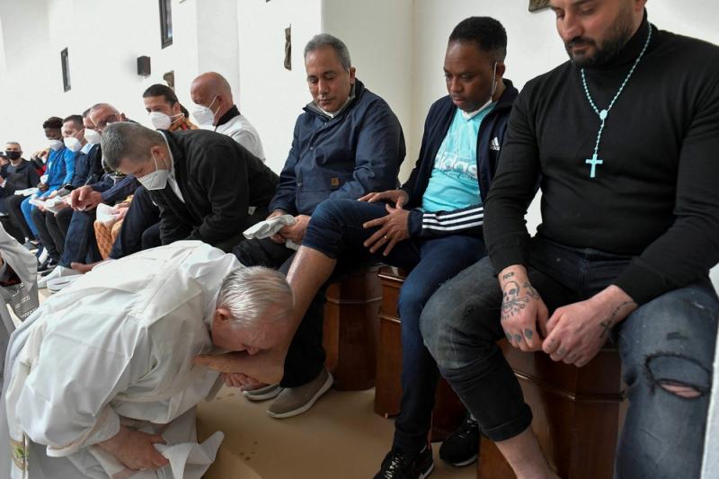 Papa Francisco lava pés de presidiários na Itália em ritual católico de Quinta-feira Santa; veja fotos