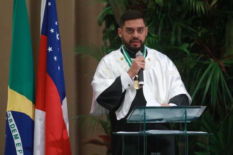Governo do Amazonas empossa novo reitor e vice-reitora da UEA