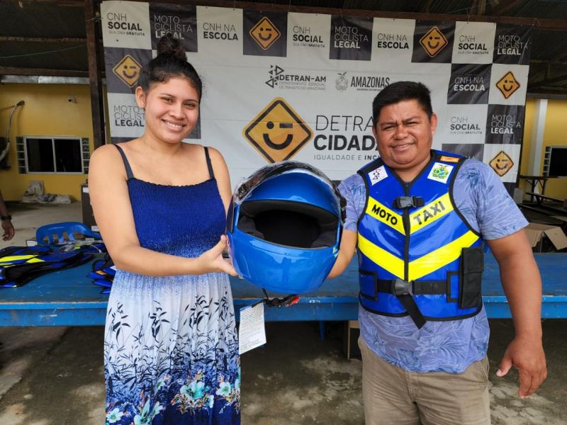 Entrega de capacetes e coletes leva esperança a mototaxistas de Tabatinga