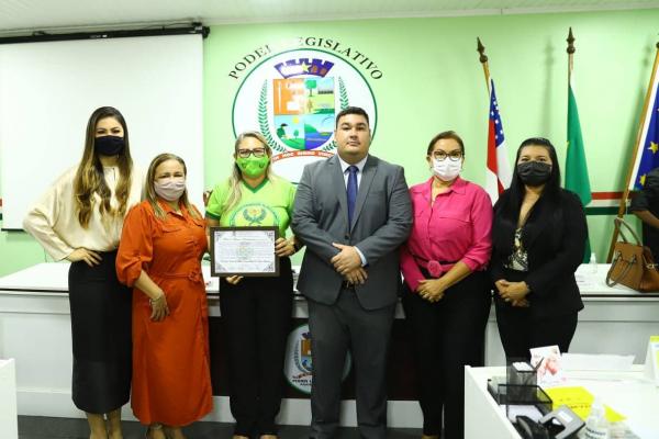 Márcia Baranda deixa mensagem em libras na sessão que comemorou 40 anos da Escola de Áudio Comunicação