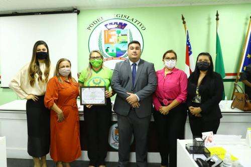 Márcia Baranda deixa mensagem em libras na sessão que comemorou 40 anos da Escola de Áudio Comunicação