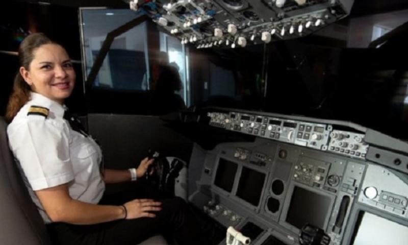 Mulher que vendia milho na rua realiza o sonho de se tornar piloto de avião