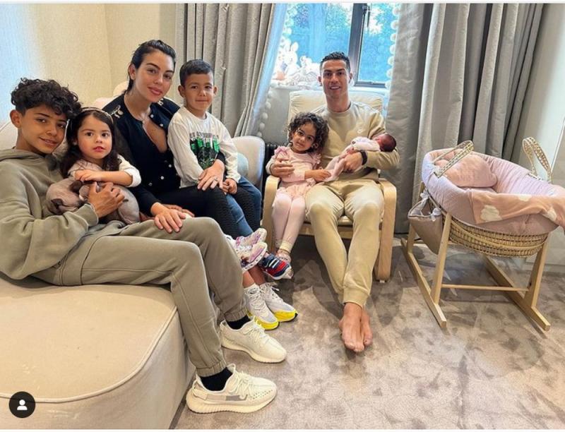 Cristiano Ronaldo divulga foto da família com a nova filha